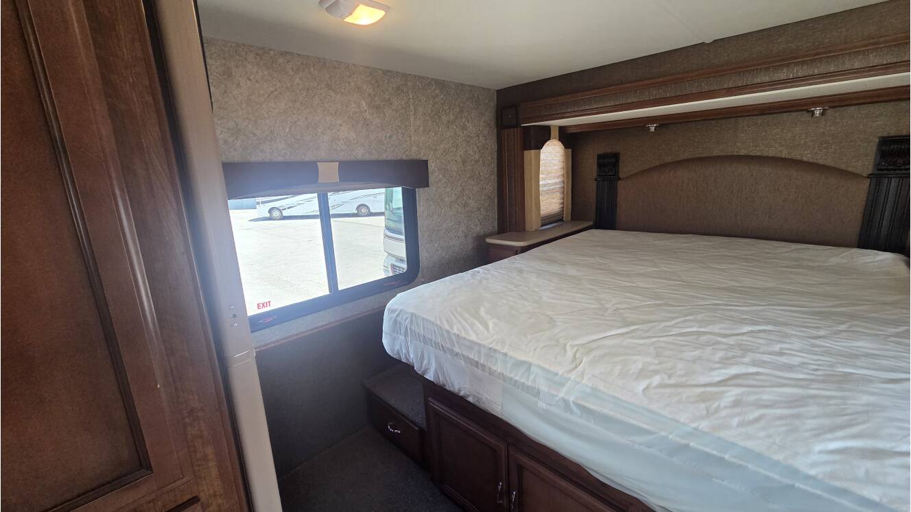 A photo of this 2014 Fleetwood Storm 28F