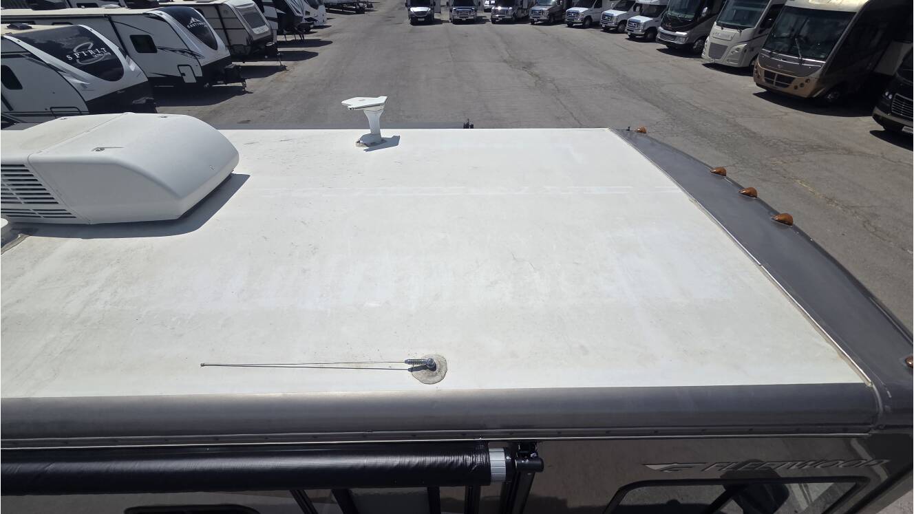 A photo of this 2014 Fleetwood Storm 28F