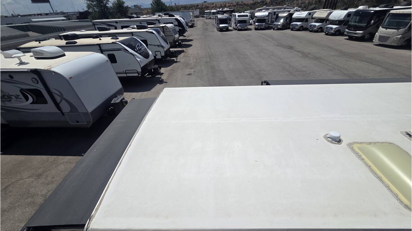 A photo of this 2014 Fleetwood Storm 28F