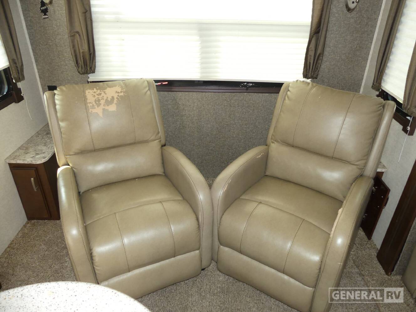 A photo of this 2016 Heartland SUNDANCE 2880RLT