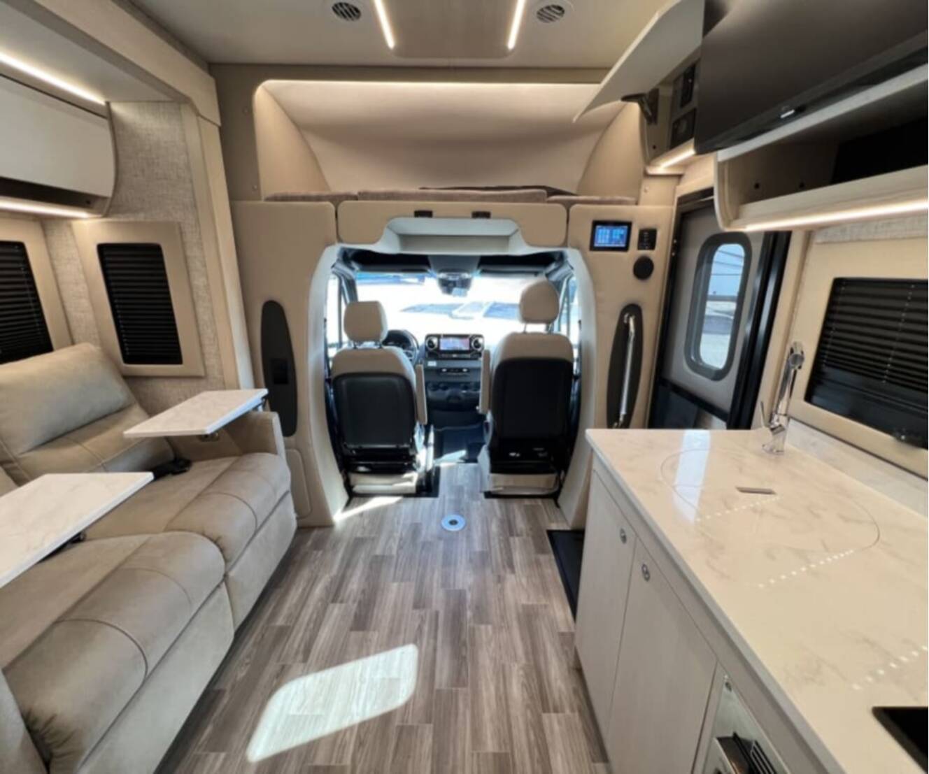 A photo of this 2025 Tiffin WAYFARER 25XLW