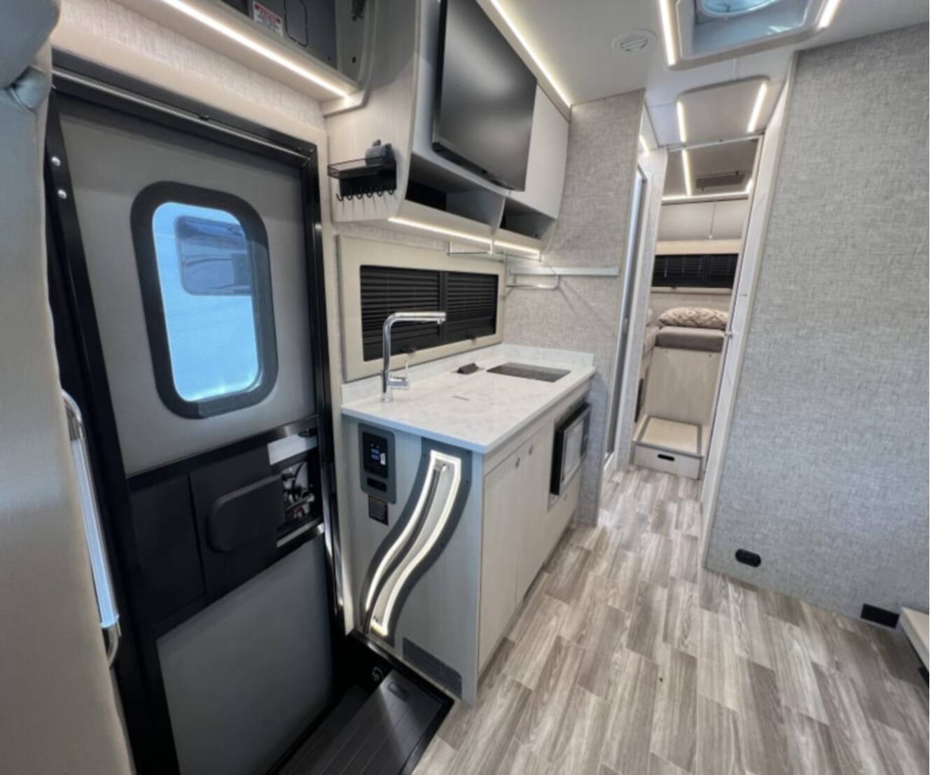 A photo of this 2025 Tiffin WAYFARER 25XLW