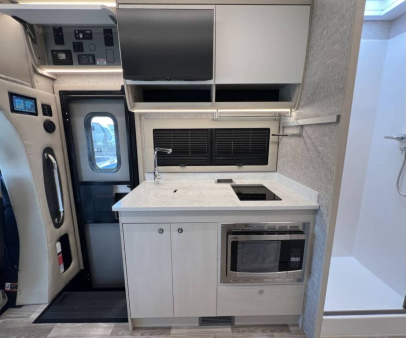 A photo of this 2025 Tiffin WAYFARER 25XLW