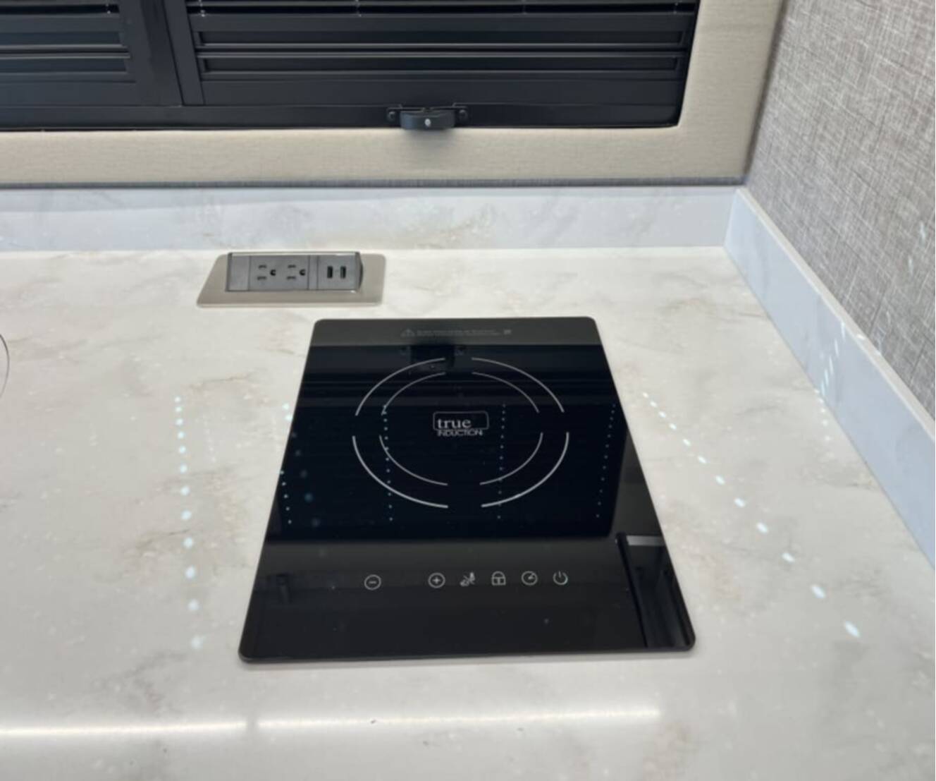 A photo of this 2025 Tiffin WAYFARER 25XLW
