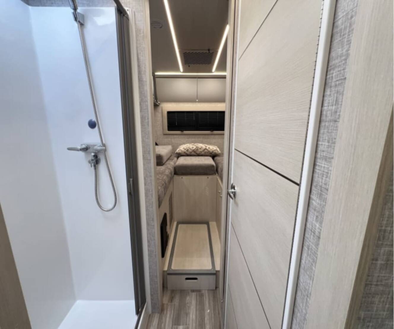 A photo of this 2025 Tiffin WAYFARER 25XLW
