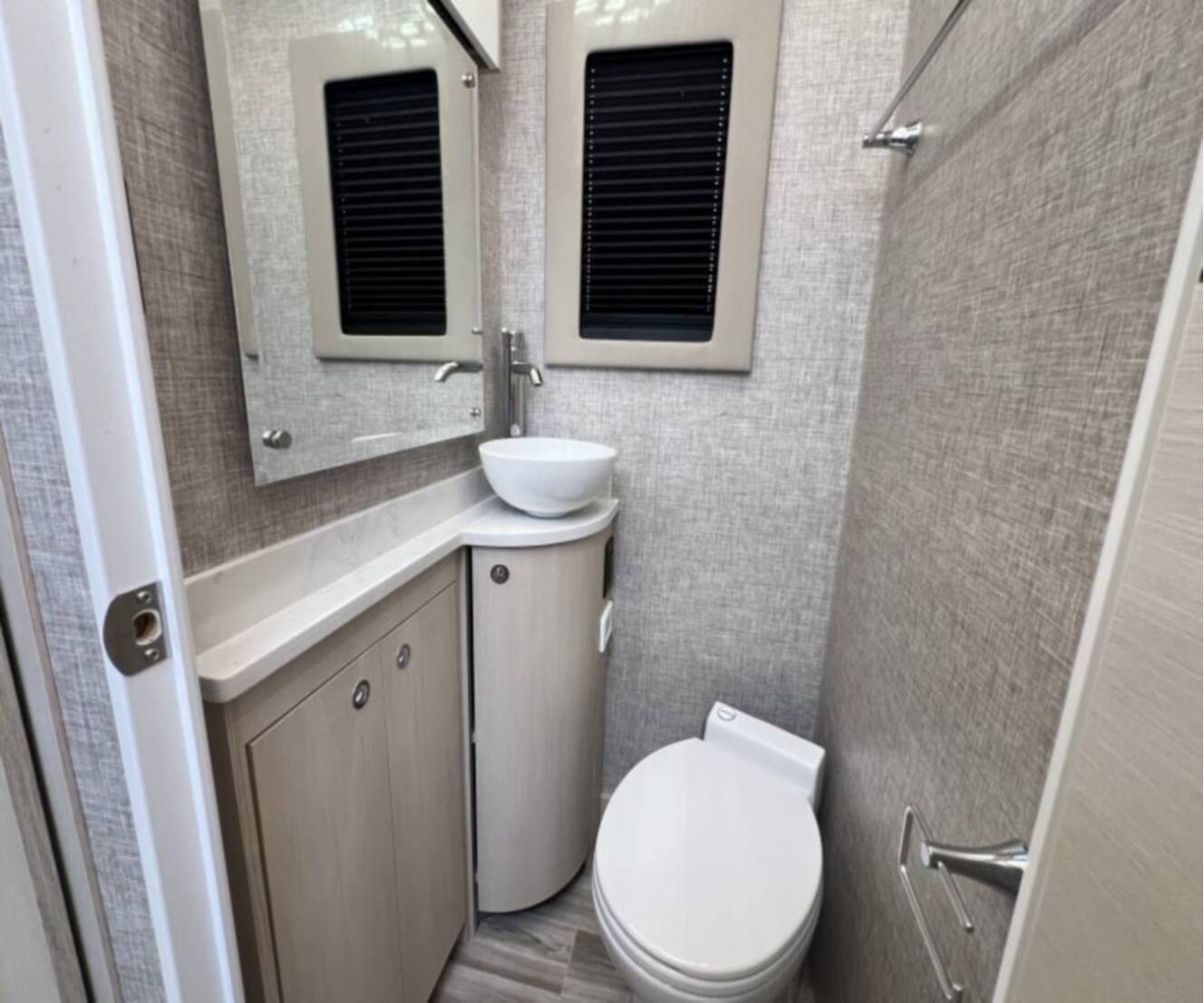 A photo of this 2025 Tiffin WAYFARER 25XLW