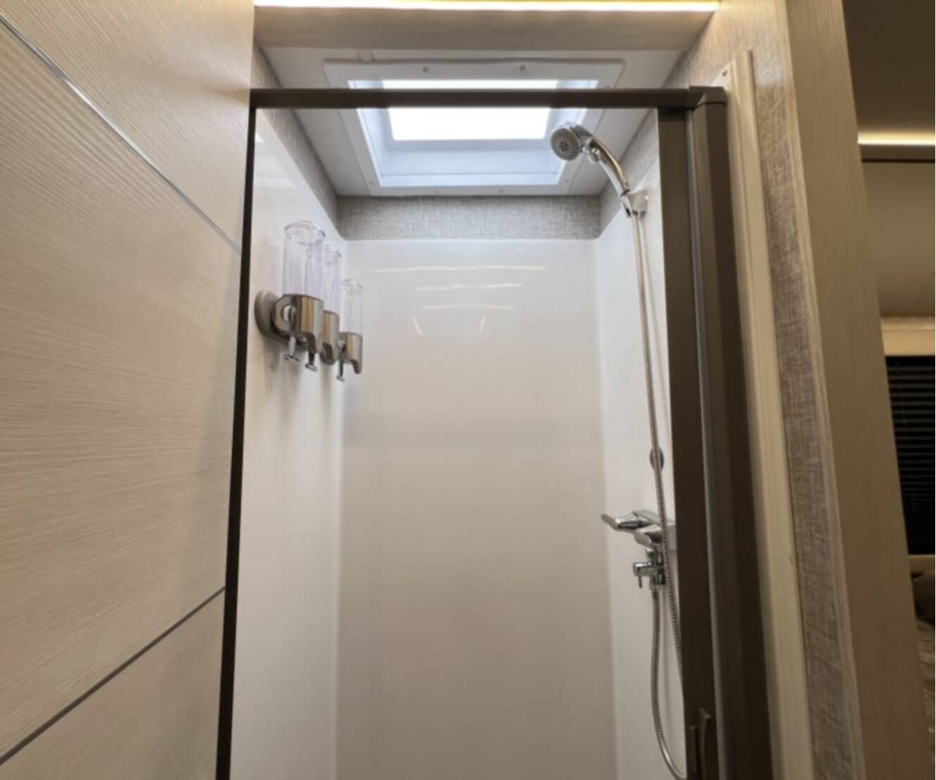 A photo of this 2025 Tiffin WAYFARER 25XLW