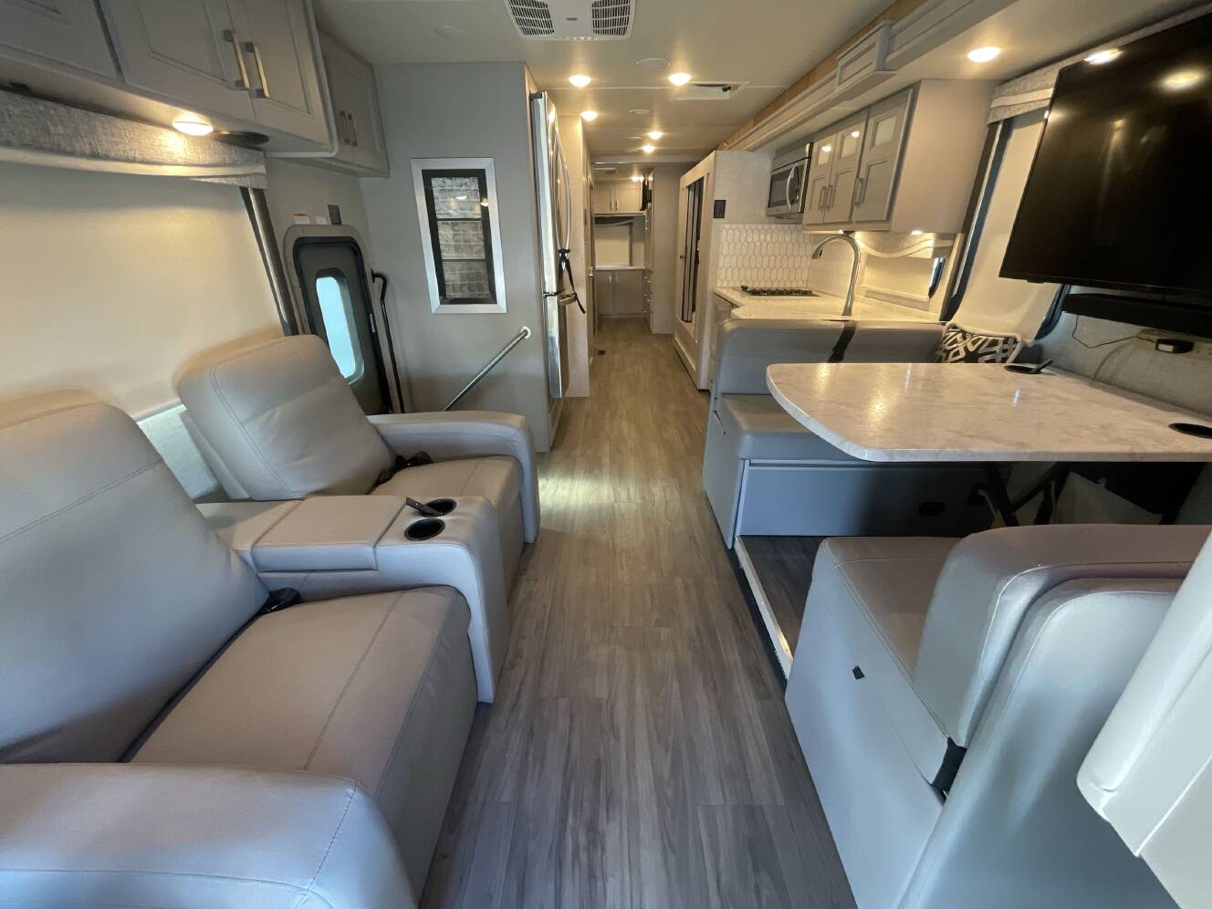 A photo of this 2023 Thor PASADENA 38BX