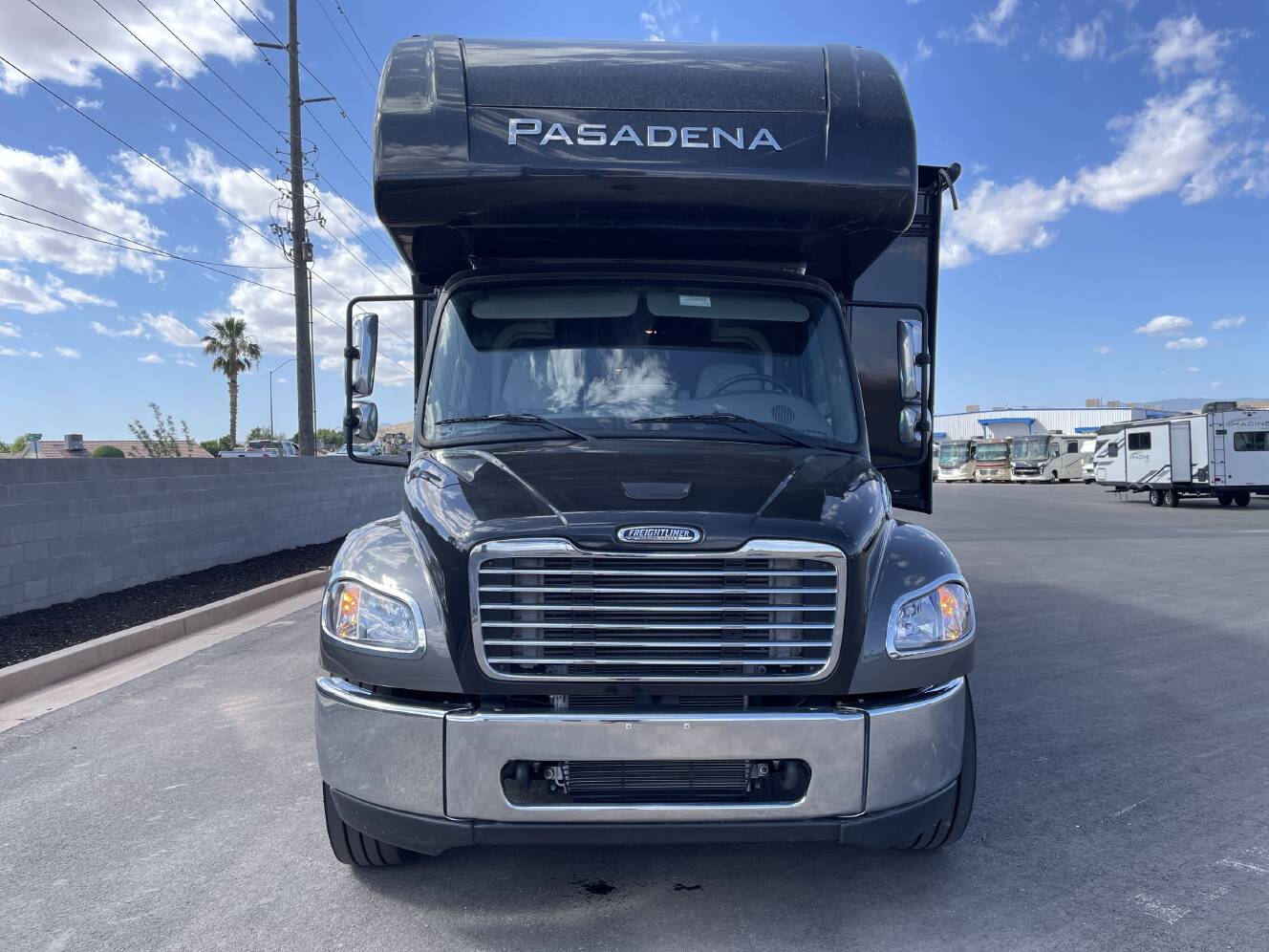 A photo of this 2023 Thor PASADENA 38BX