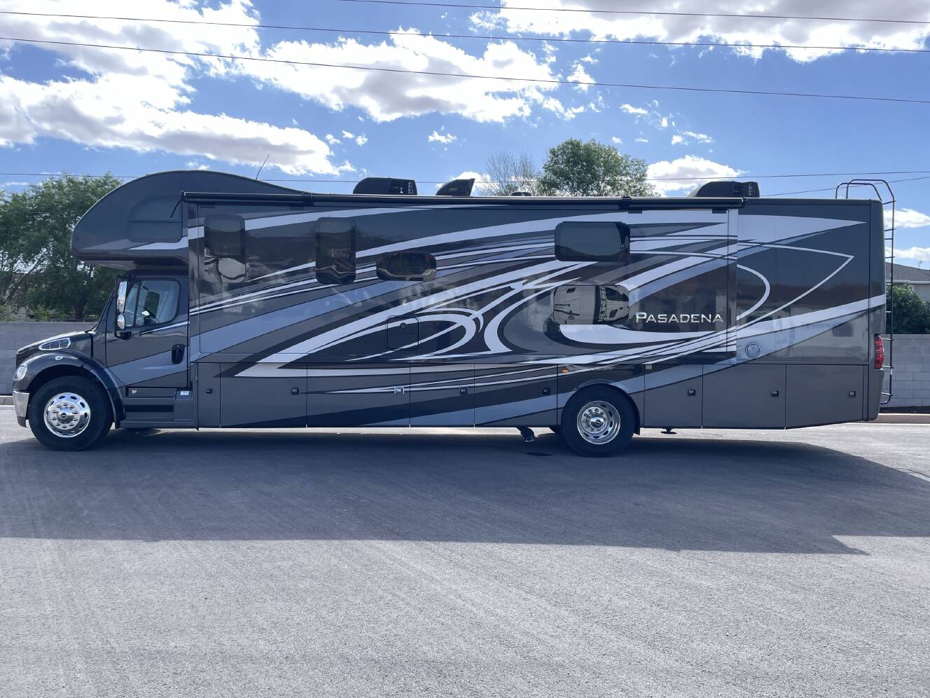 A photo of this 2023 Thor PASADENA 38BX