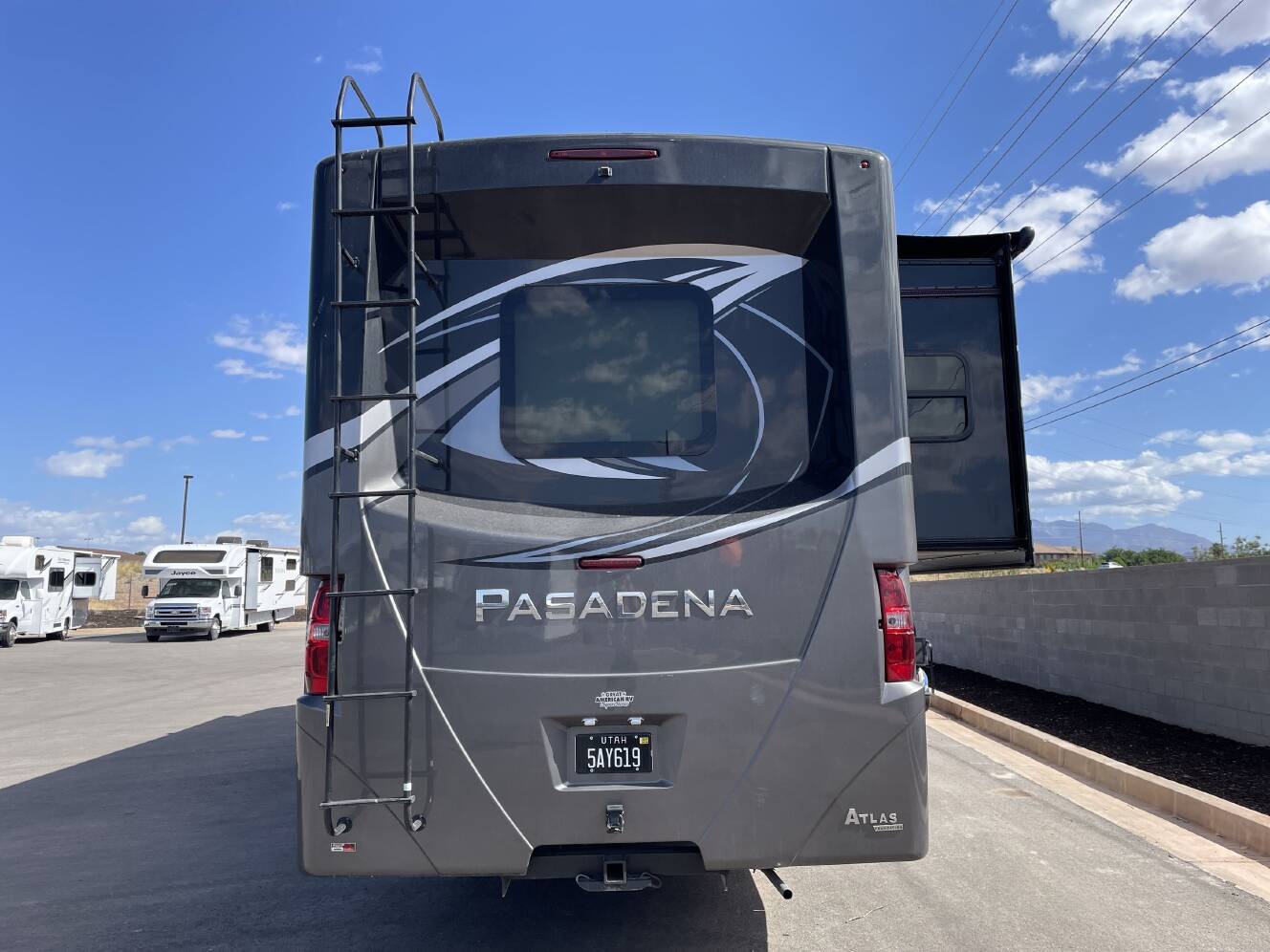 A photo of this 2023 Thor PASADENA 38BX