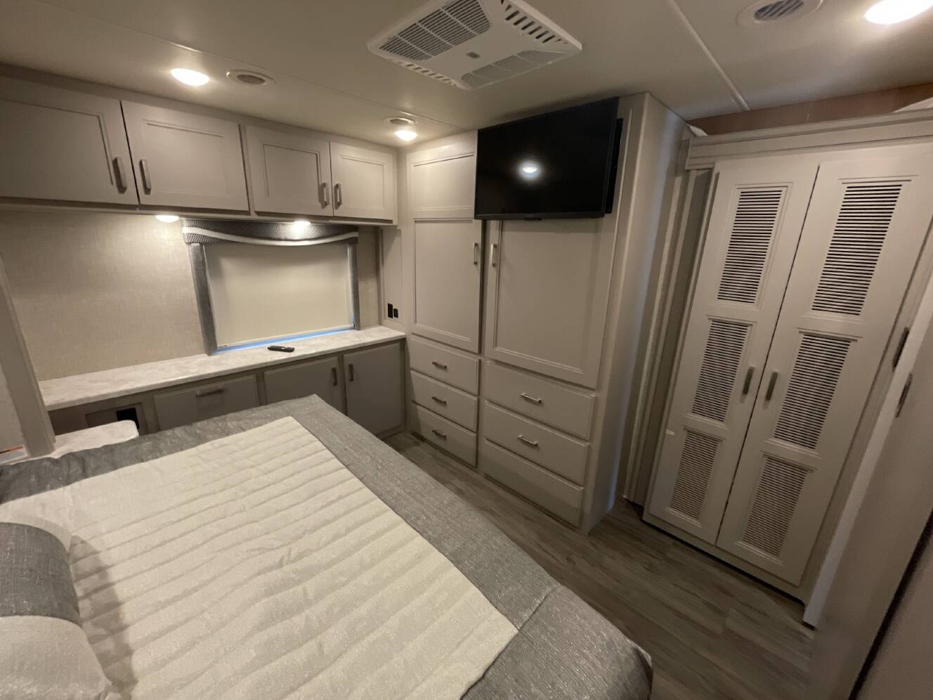 A photo of this 2023 Thor PASADENA 38BX