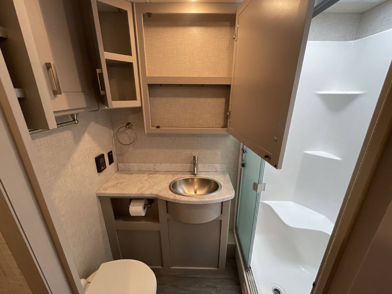 A photo of this 2023 Thor PASADENA 38BX