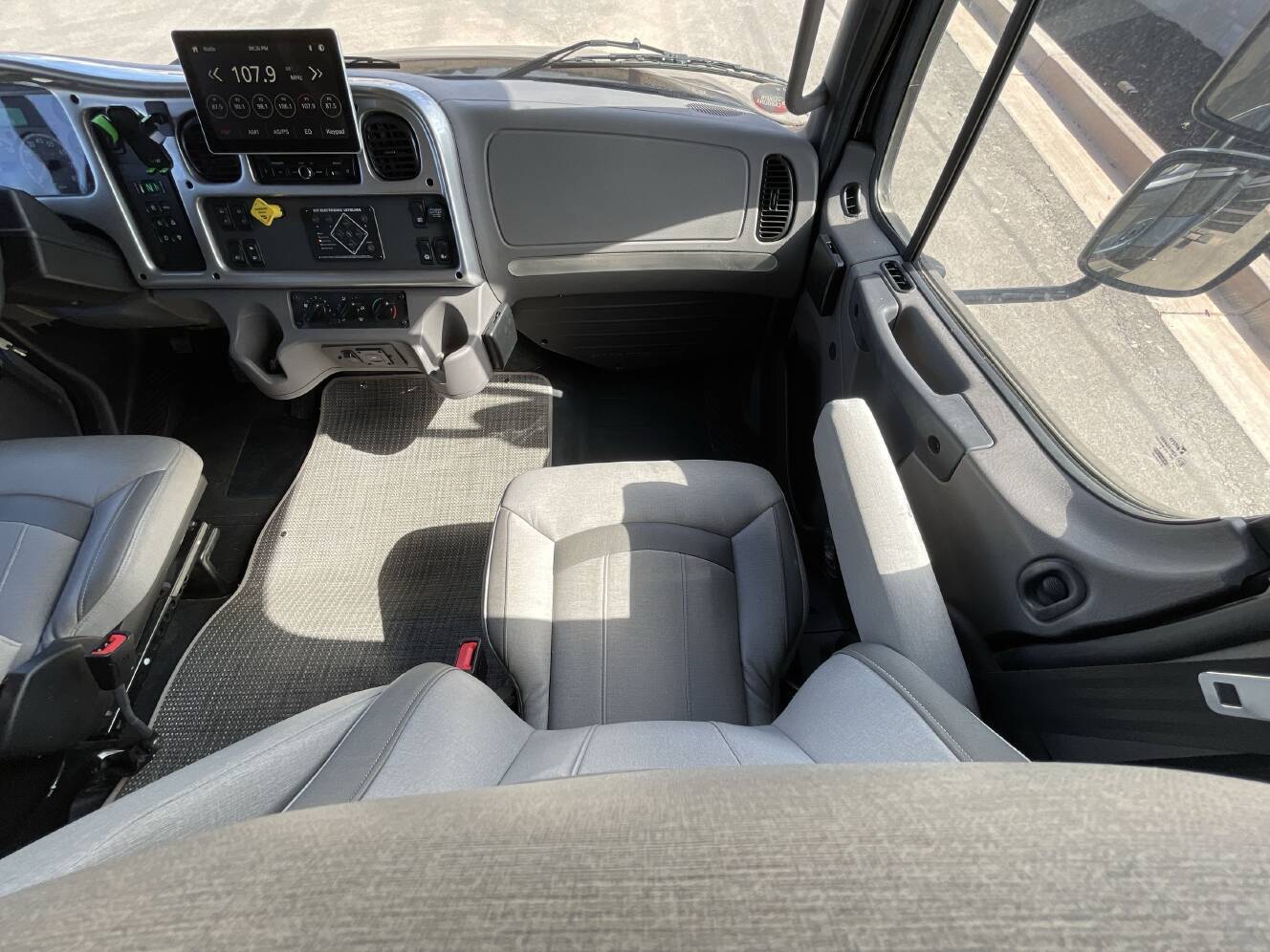 A photo of this 2023 Thor PASADENA 38BX