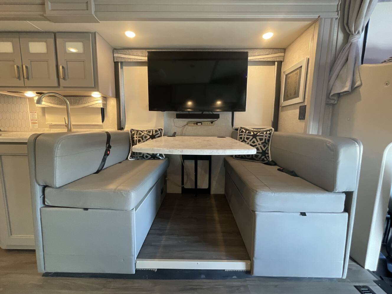 A photo of this 2023 Thor PASADENA 38BX