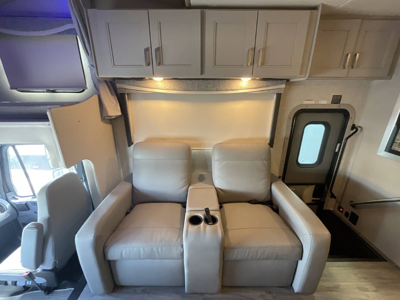 A photo of this 2023 Thor PASADENA 38BX