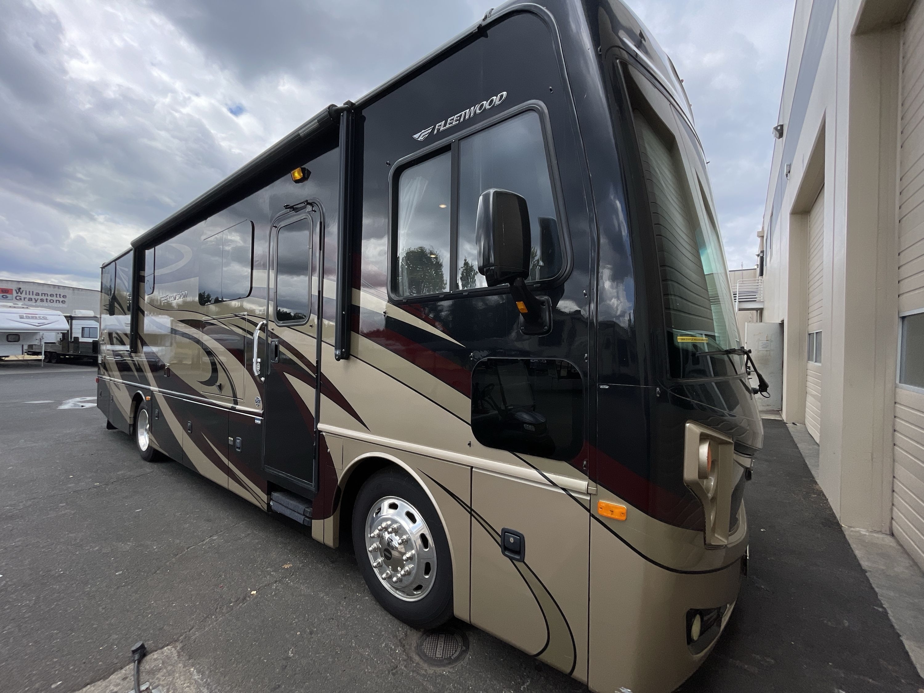 2016 Fleetwood EXCURSION 33D in wood village OR