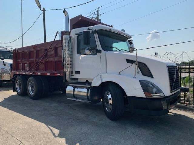 2004 VOLVO VNL64300 in Houston, TX