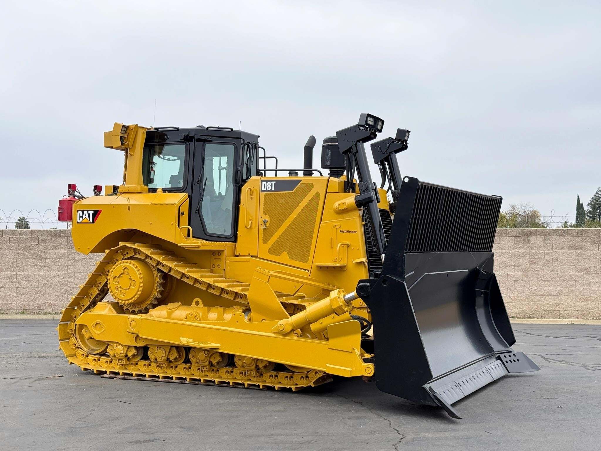 2016 CATERPILLAR D8T WH in Sacramento, CA