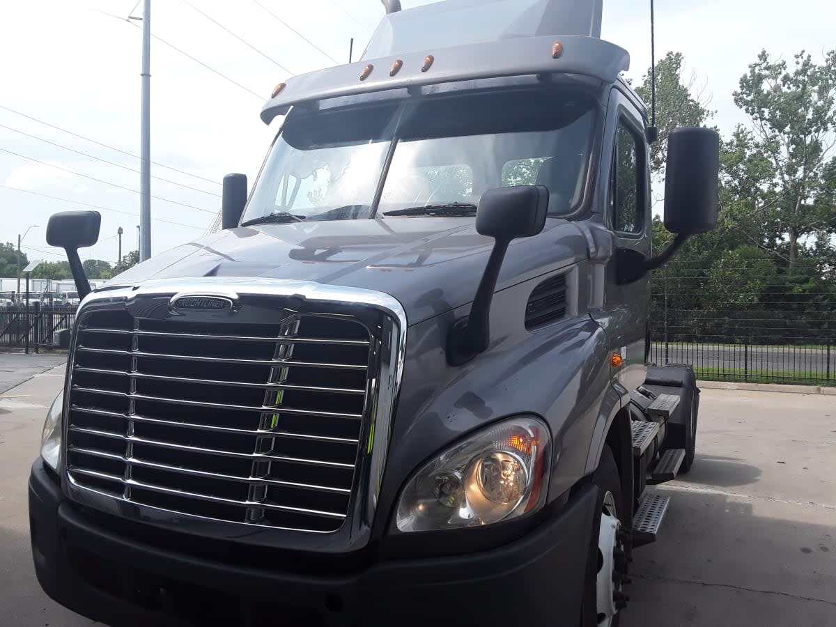 2019 FREIGHTLINER CASCADIA 113 in Kansas City, MO