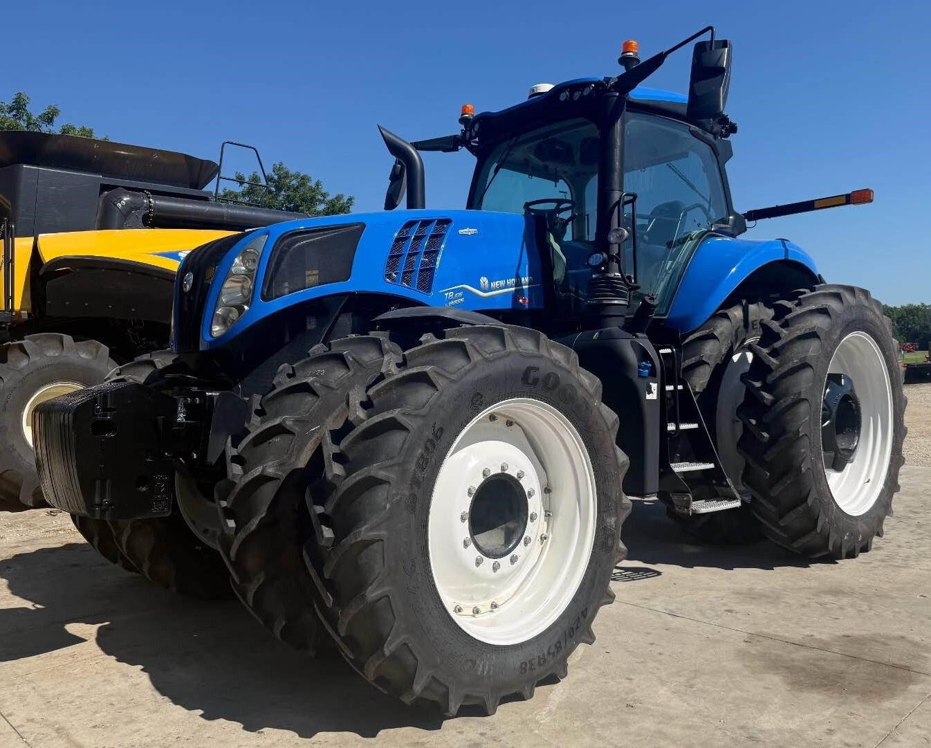 2023 NEW HOLLAND T8.435 in Charles City, IA