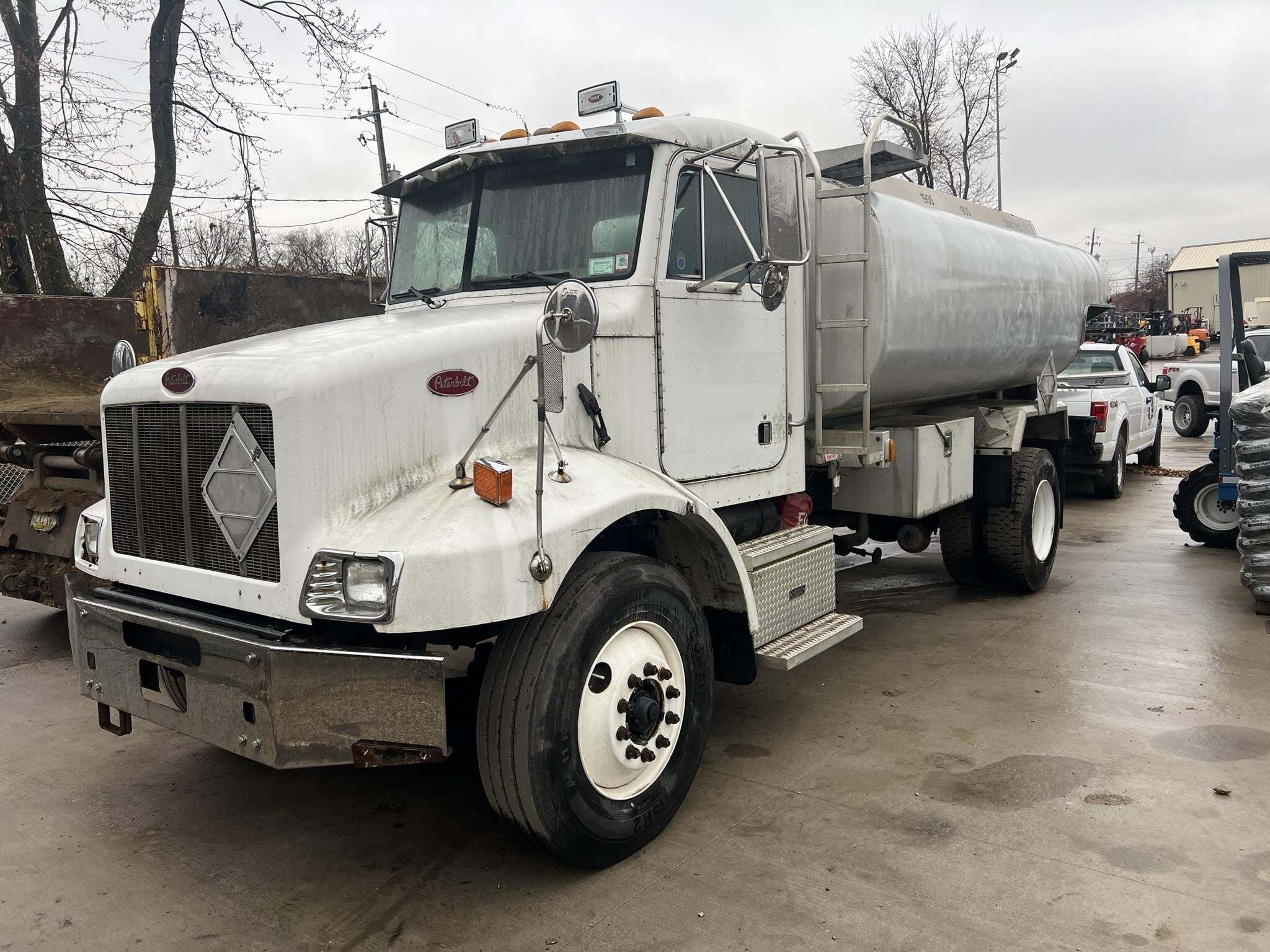 2002 PETERBILT 330 in Des Moines, IA