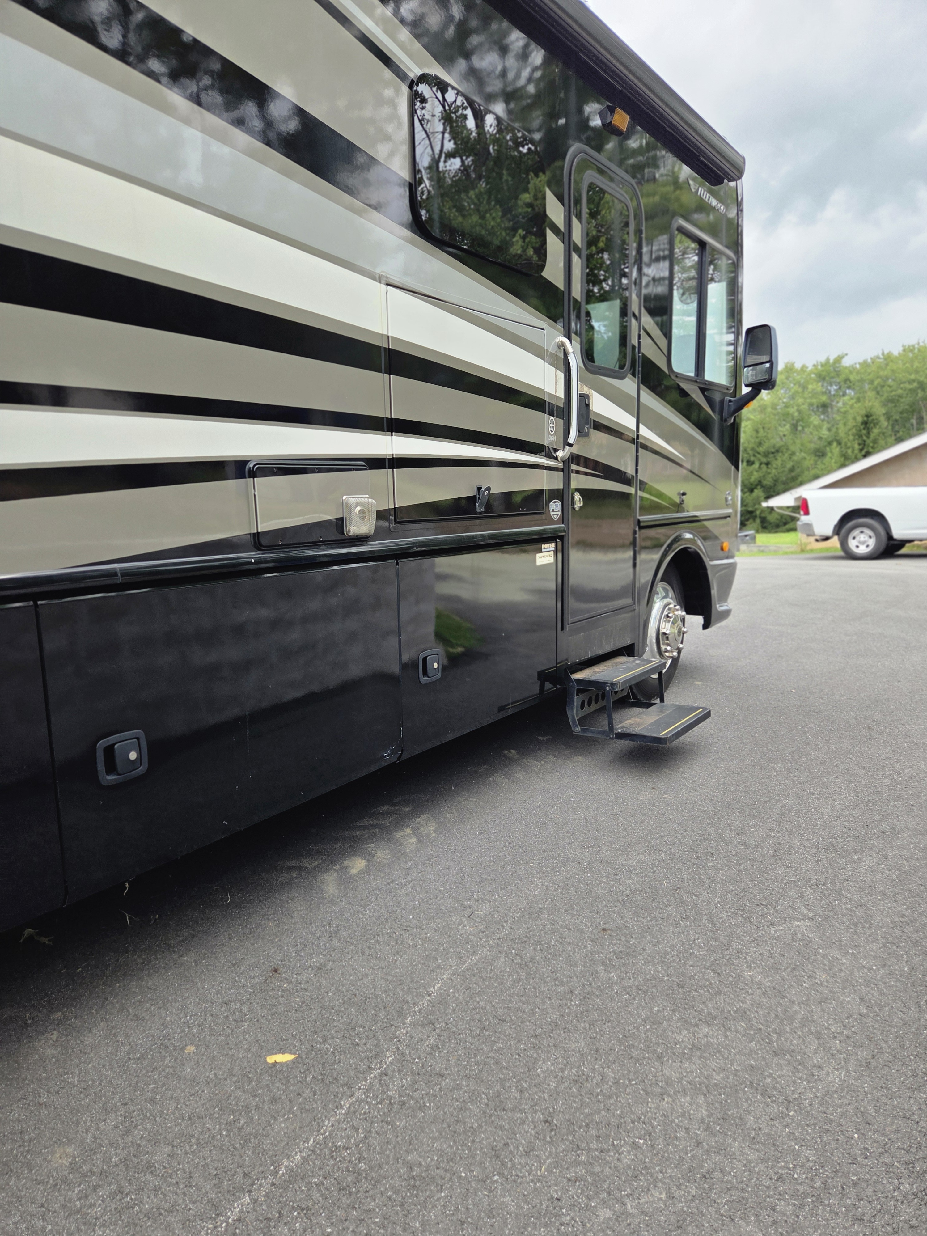 2017 Winnebago ADVENTURER 38S RV