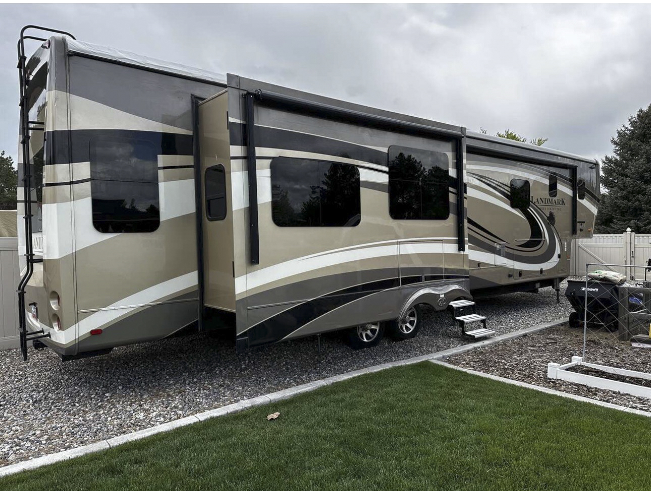 2017 Heartland LANDMARK 365 LM NEWPORT in grantsville UT