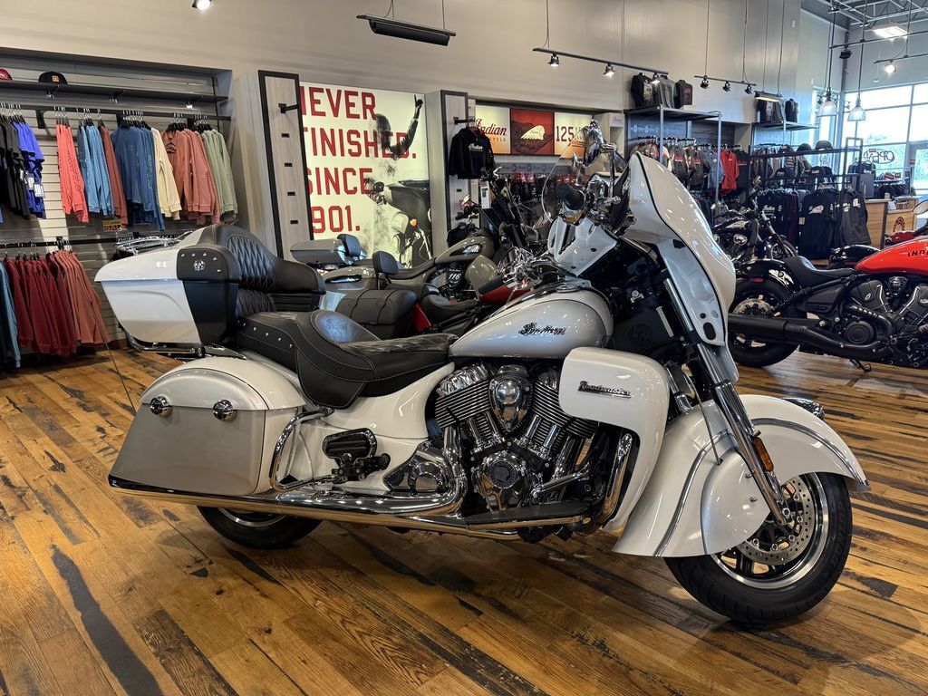 2018 Indian Motorcycle® Roadmaster® ABS Pearl White over Star Silver BASE in North Canton, OH