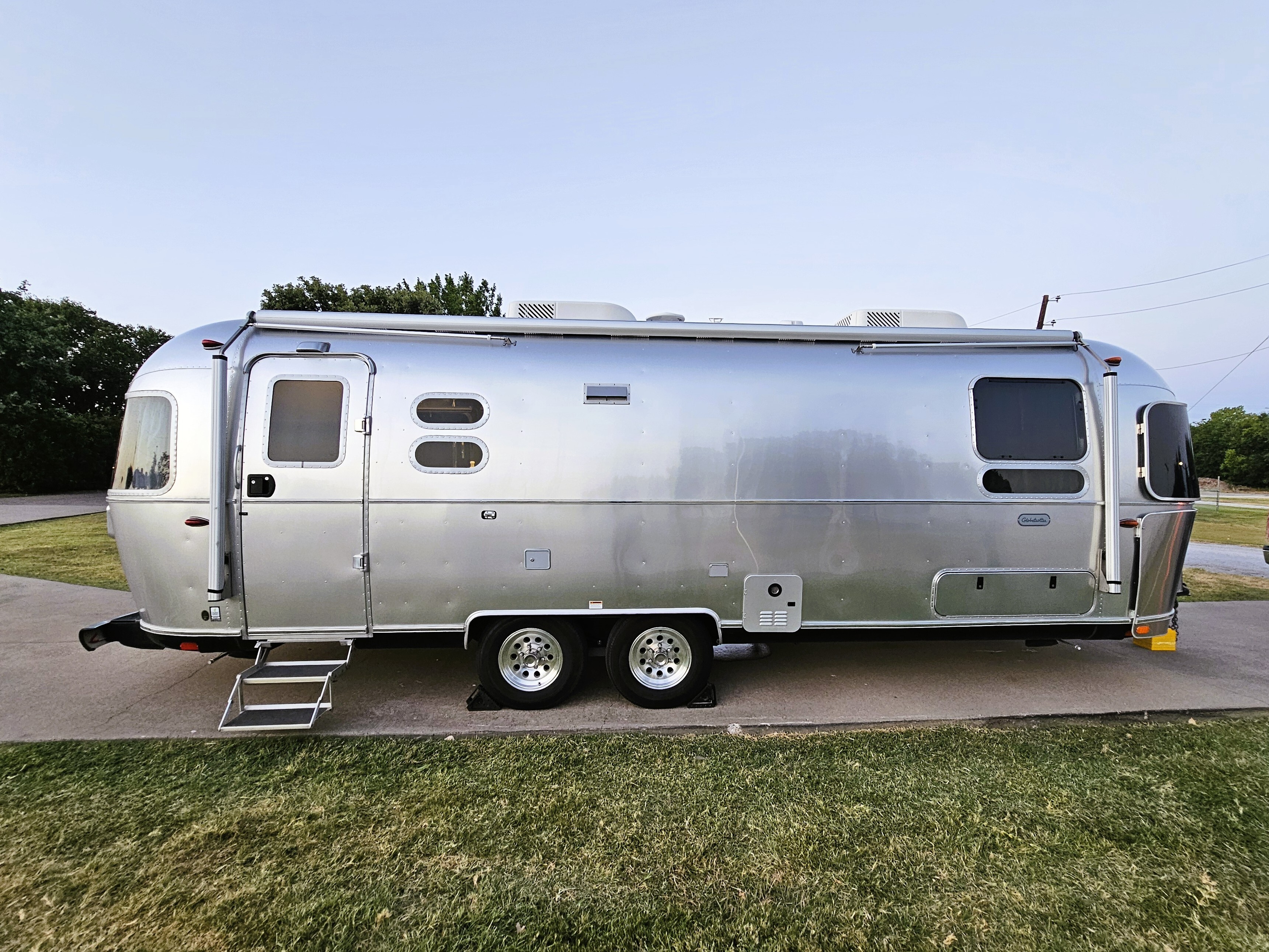 2024 Airstream GLOBETROTTER 27FB TWIN in fort worth TX