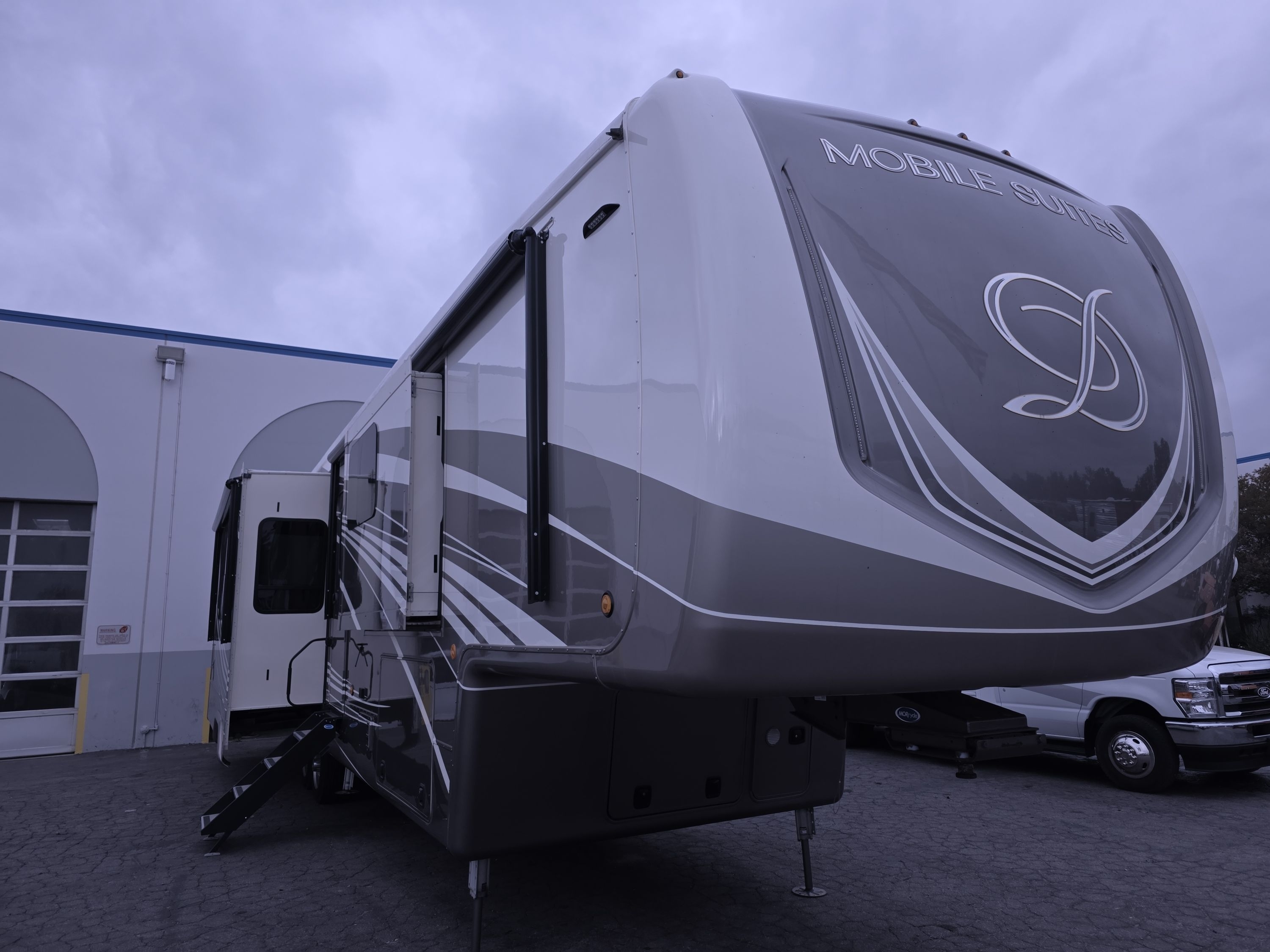 2021 DRV LUXURY SUITES MOBILE SUITES 41RKSB4 RV