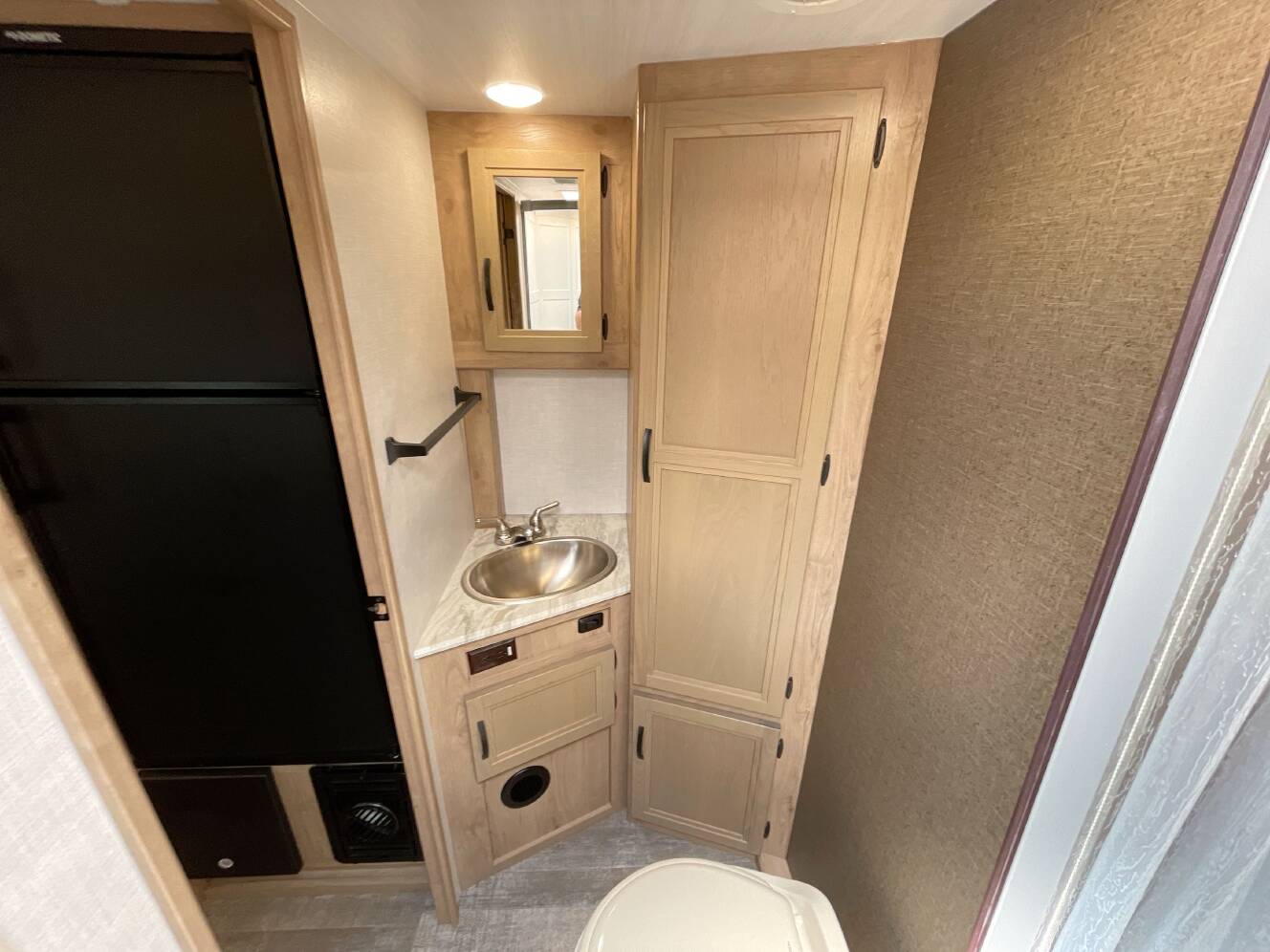 A photo of this 2021 Winnebago MICRO MINNIE 2106FBS