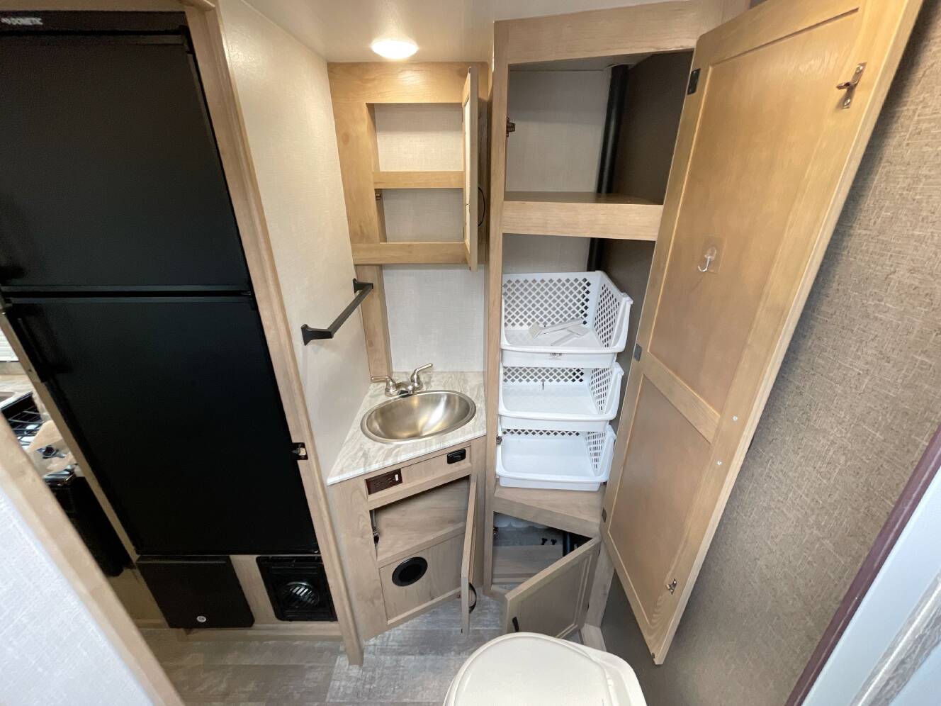 A photo of this 2021 Winnebago MICRO MINNIE 2106FBS