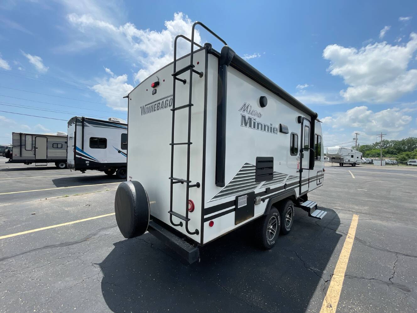 A photo of this 2021 Winnebago MICRO MINNIE 2106FBS