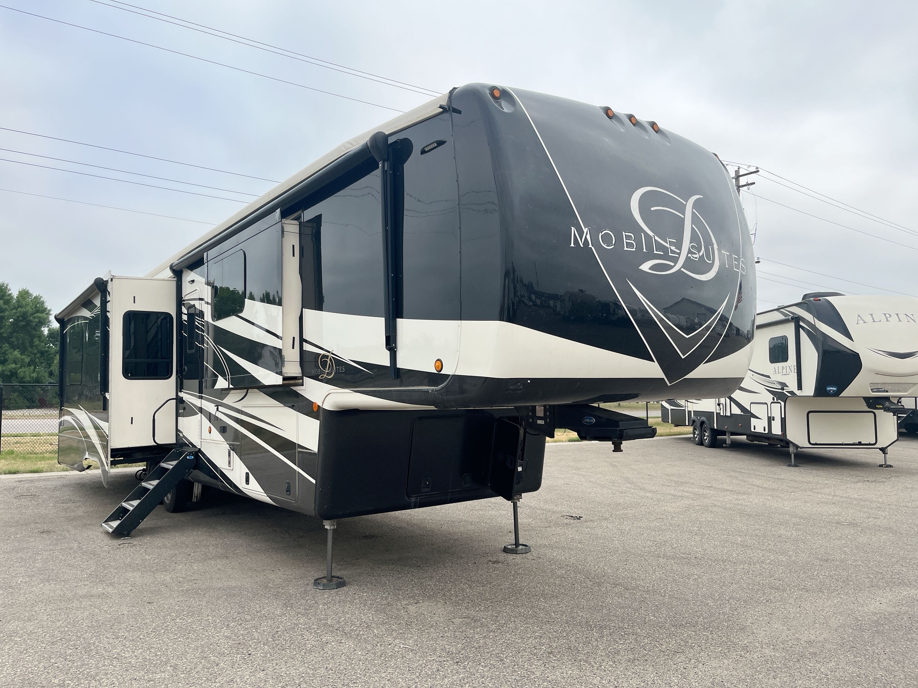 2021 DRV LUXURY SUITES MOBILE SUITES 41RKDB RV