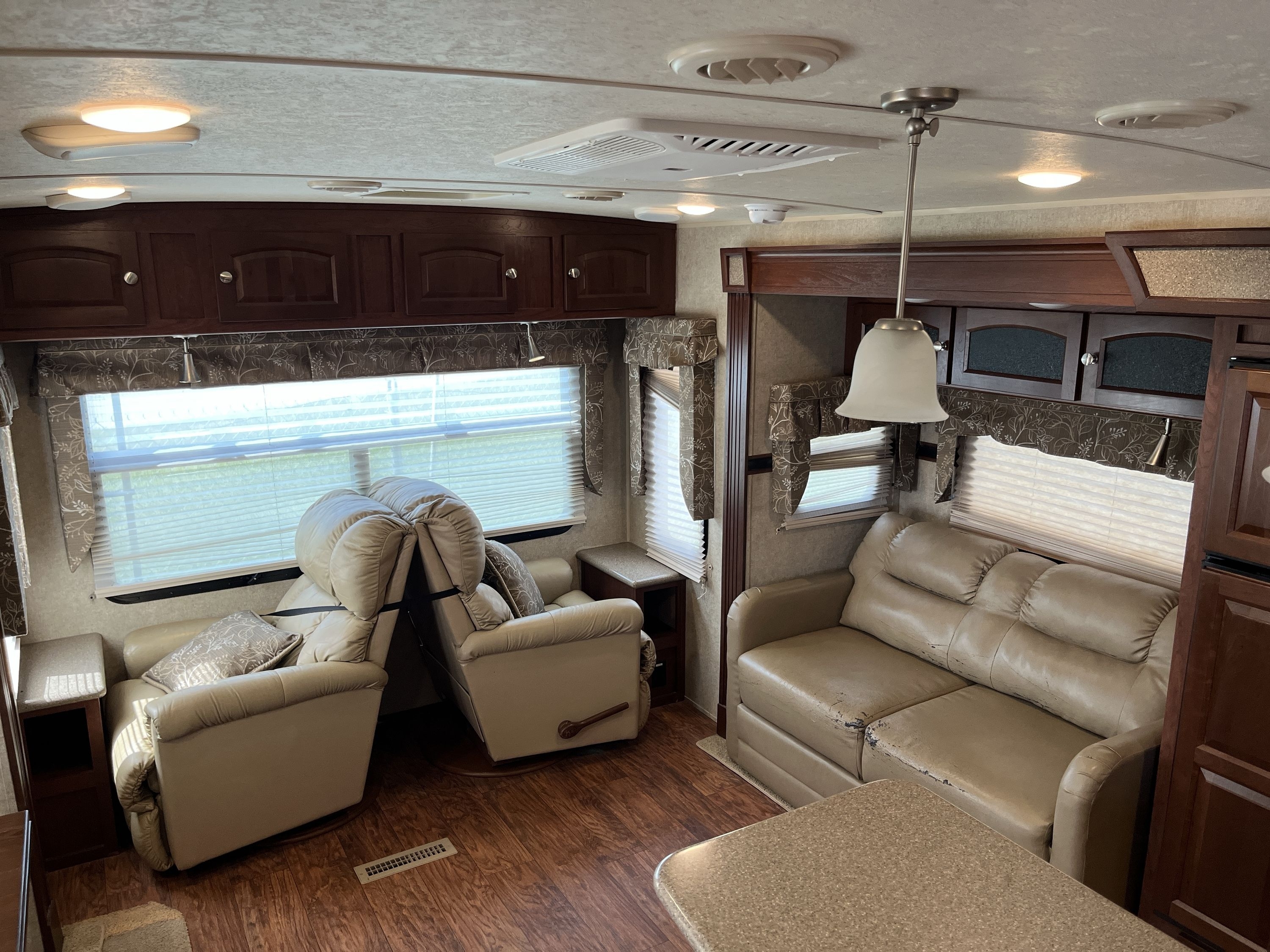2016 Forest River ROCKWOOD SIGNATURE ULTRA LITE 8329SS in columbia MO