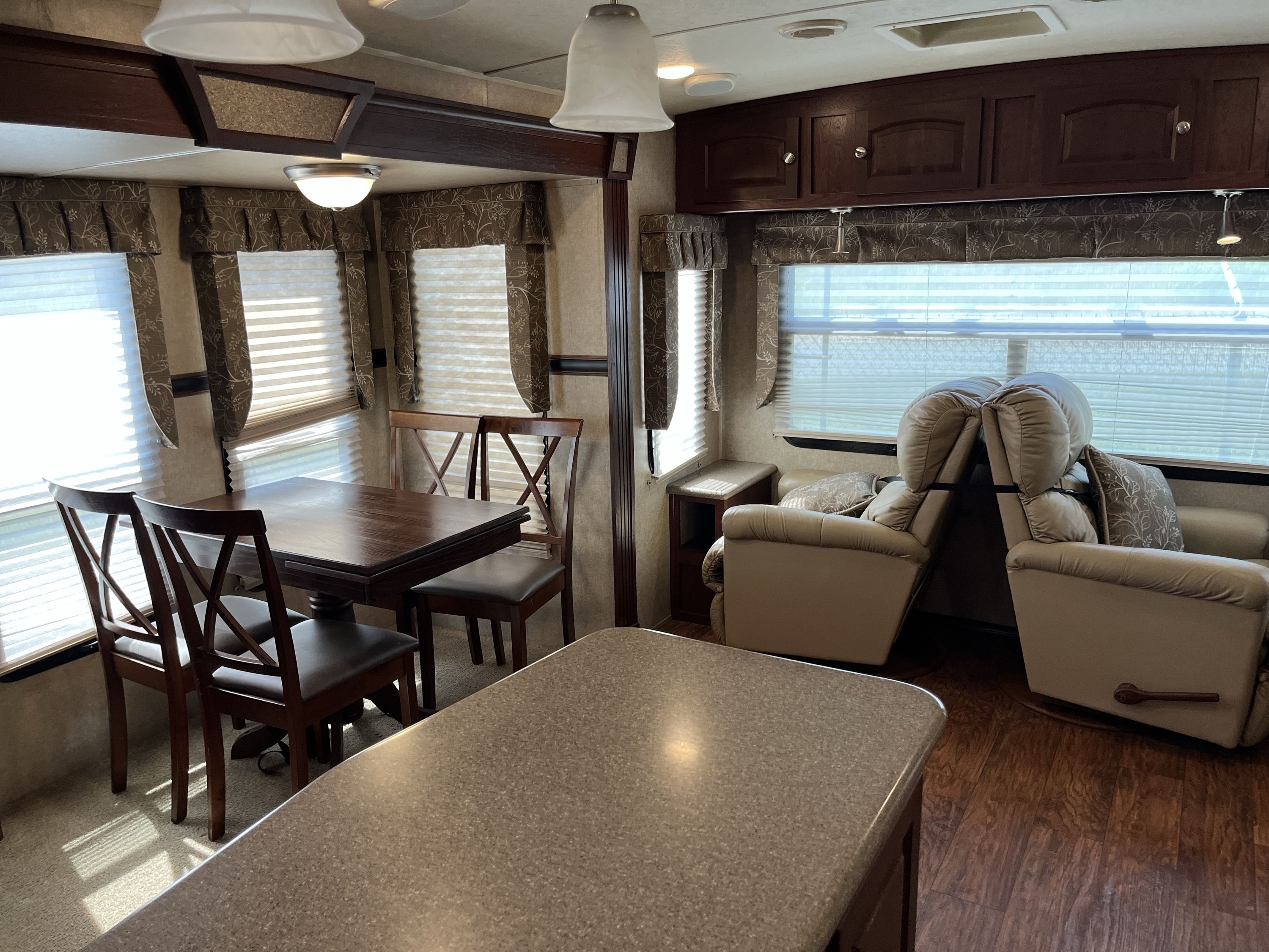 2016 Forest River ROCKWOOD SIGNATURE ULTRA LITE 8329SS in columbia MO