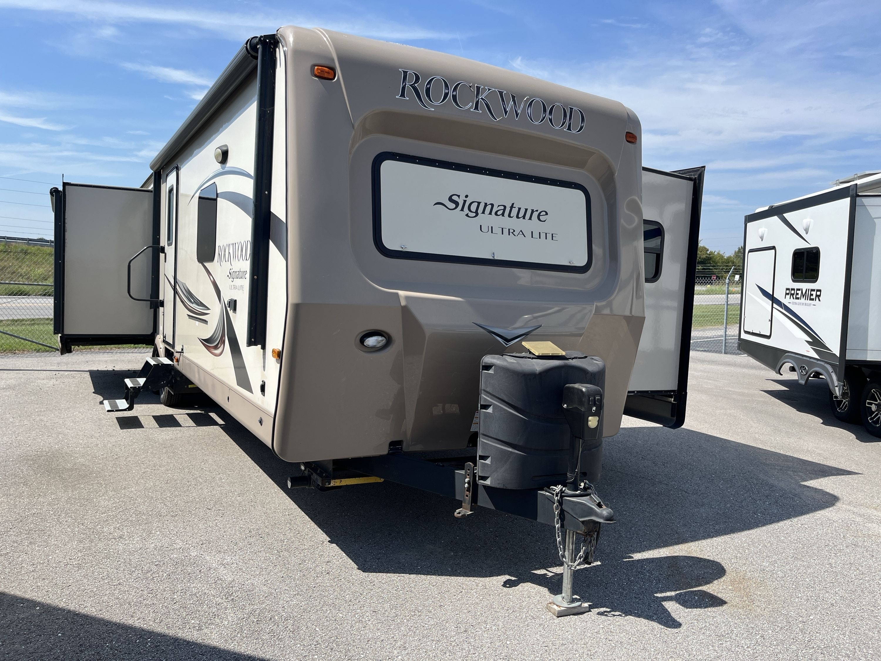 2016 Forest River ROCKWOOD SIGNATURE ULTRA LITE 8329SS in columbia MO