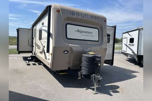 2016 Forest River ROCKWOOD SIGNATURE ULTRA LITE 8329SS in columbia MO