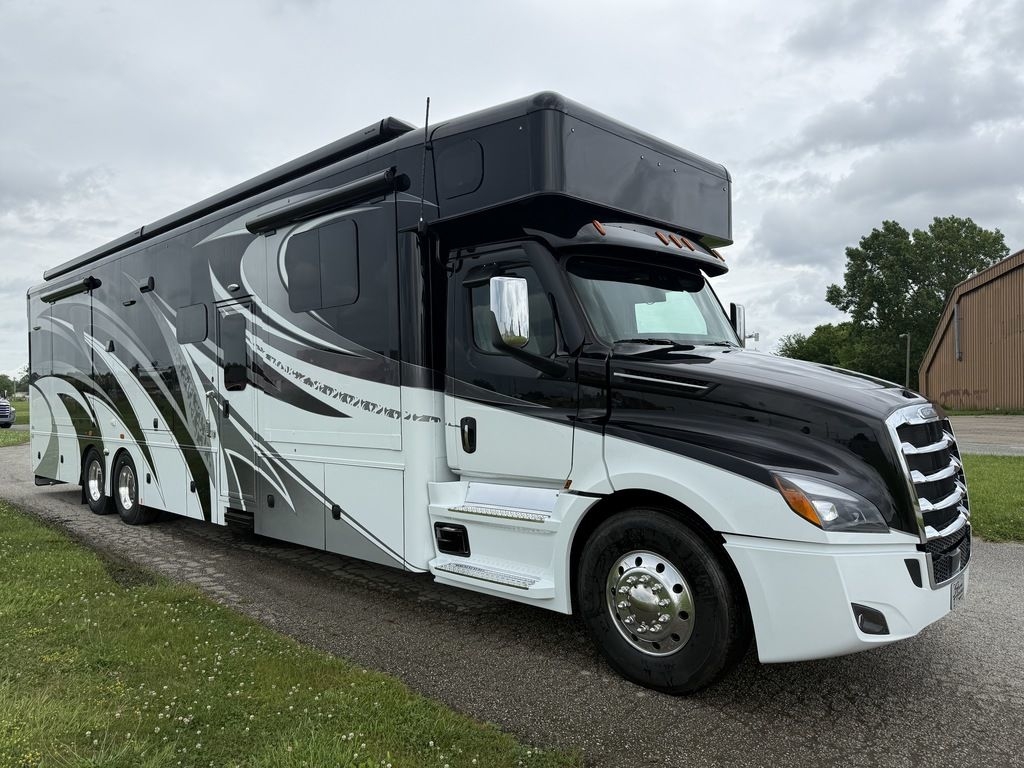 2026 Showhauler Quad Slide Motorcoach W/2 Full Baths in scott city MO