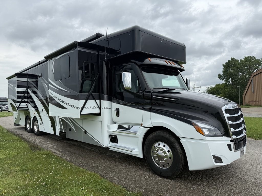 2026 Showhauler Quad Slide Motorcoach W/2 Full Baths in scott city MO
