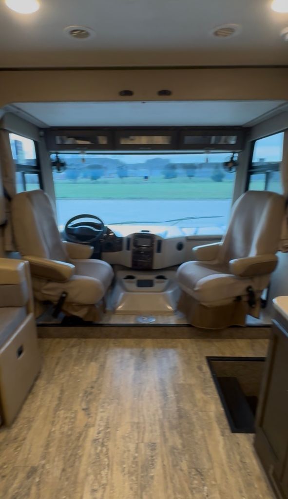2017 Thor Motor Coach Hurricane 35M in the colony TX