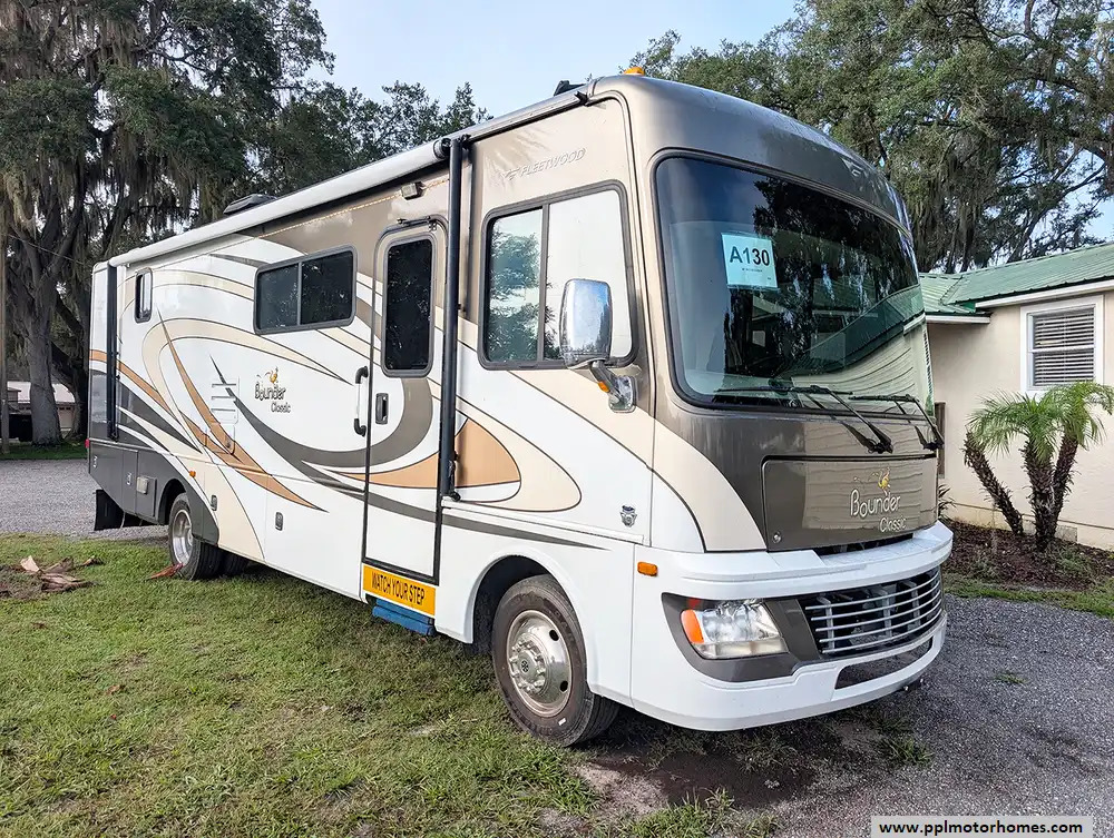 2013 Fleetwood Bounder 30T in summerfield FL