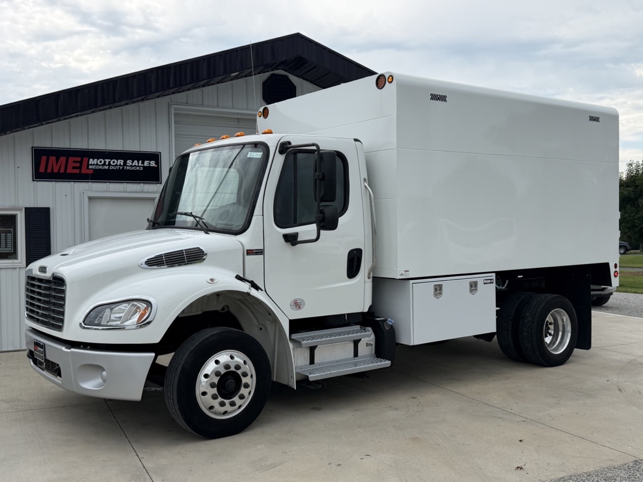 2017 FREIGHTLINER BUSINESS CLASS M2 106 in Bluffton, IN