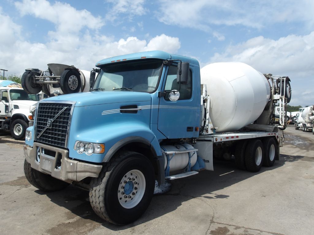 2007 VOLVO VHD in Houston, TX