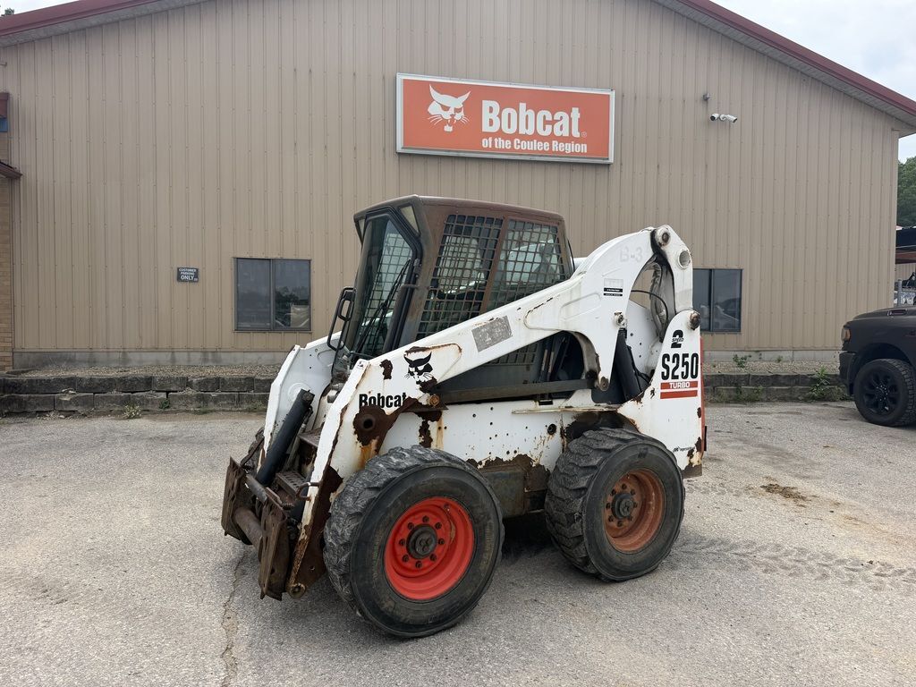 2004 BOBCAT S250 in La Crescent, MN