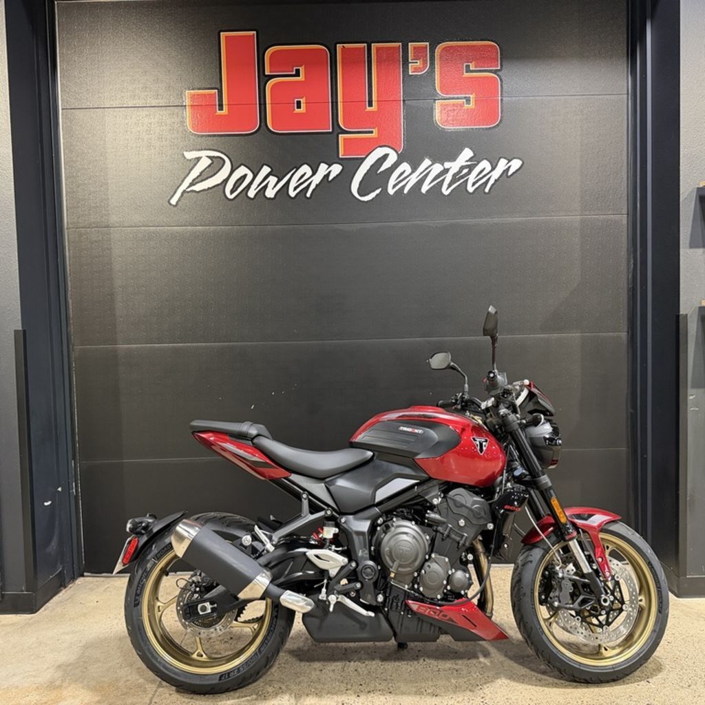 2026 Triumph Trident 800 Carnival red 800 in Reedsburg, WI