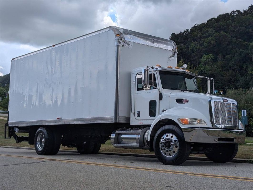 2007 Peterbilt 335 in Freeport, PA