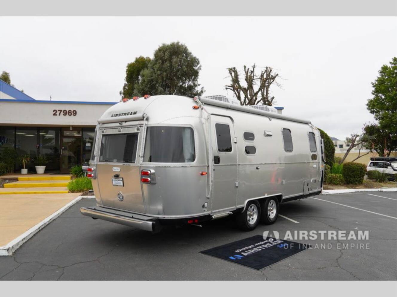A photo of this 2026 Airstream Flying Cloud 25FBQ Hatch
