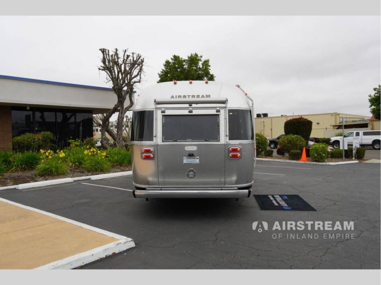 A photo of this 2026 Airstream Flying Cloud 25FBQ Hatch